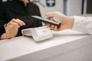 CEC Bank lansează RoPay NFC: plăţi instant prin simpla apropiere a telefoanelor